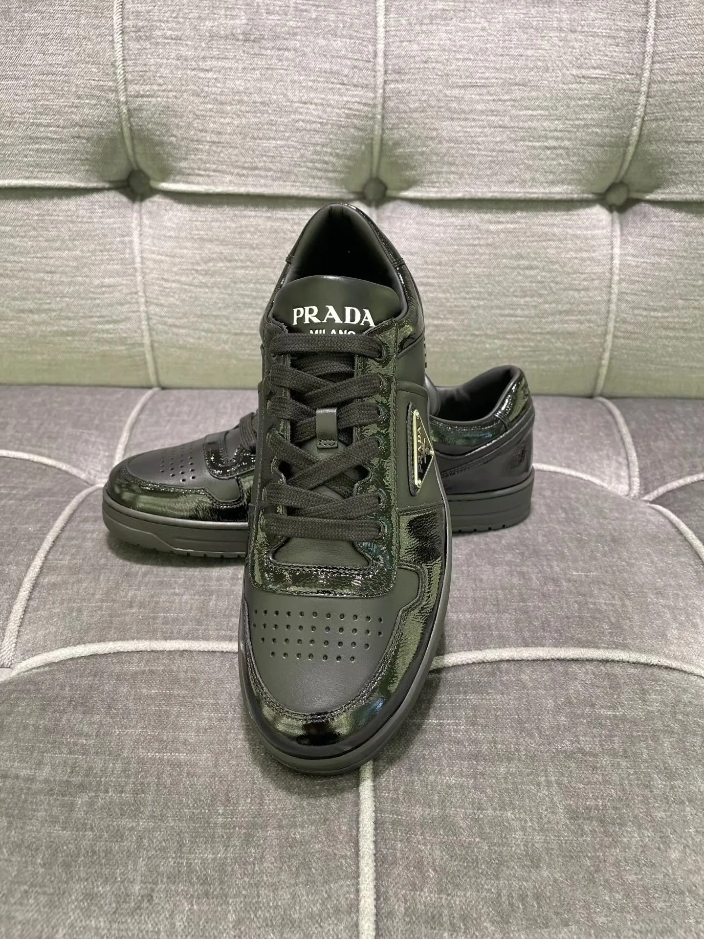 P380 Yuan 38-45 Prada Prada’s new men’s leather sports shoes, the highest version on the market, any comparison is welcome🆚! The original leather has excellent texture and is super high-end! Fetal sheep net lining imported from Italy, removable pad! Luxurious materials and fine workmanship, highly recommended!